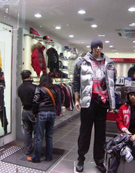 2006韓國時(shí)裝紡織品博覽會 陳列精品與零售貼圖區(qū)的時(shí)尚盛宴
